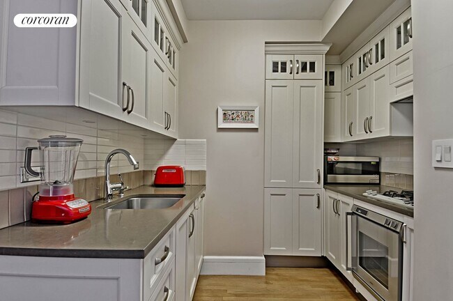 Building Photo - 27 W 72nd St