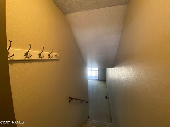 Building Photo - 5701 N Villa Cir