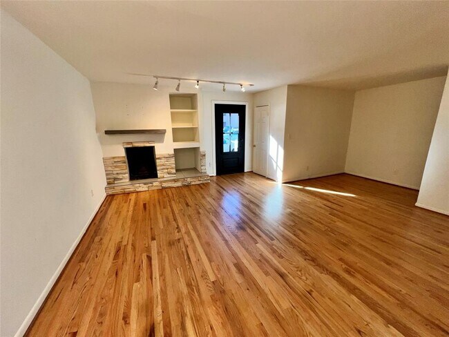 Building Photo - 917 S Ripple Creek Dr
