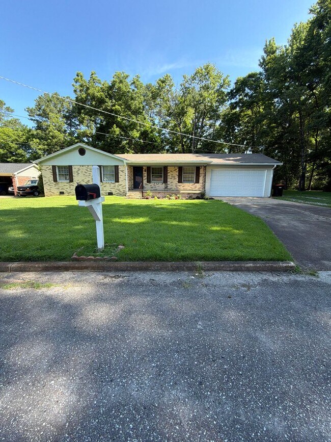 Foto del edificio - Newly Updated! Available Now! A Perfect Family home-  in HUMBOLDT TN!