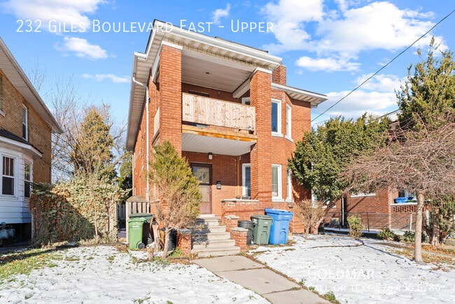 Photo du bâtiment - Updated 3bdrm upper unit in central location
