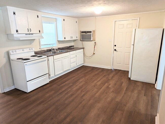 Building Photo - 1211 Spring Dr