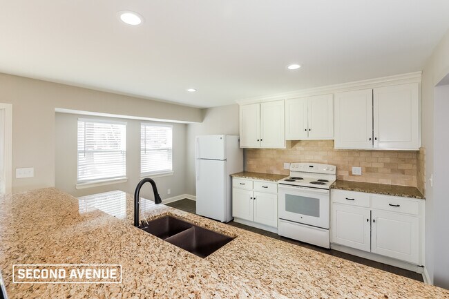 Building Photo - 1305 SW Sunrise Dr