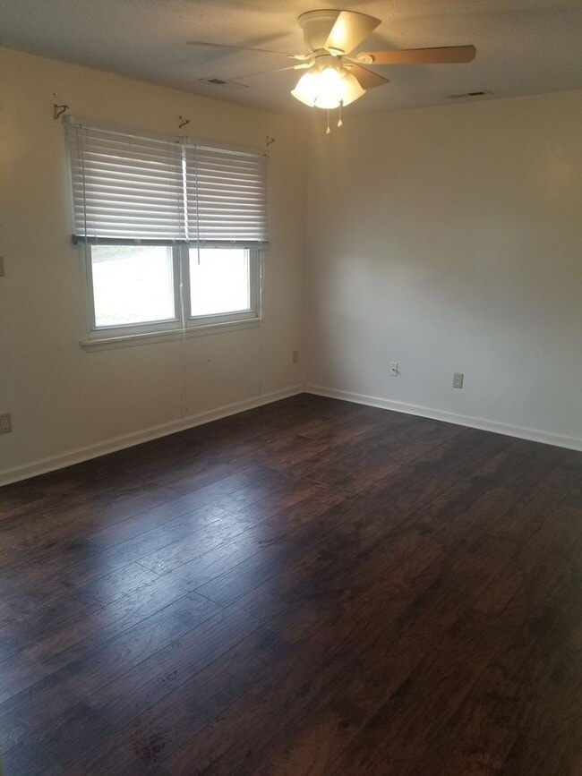 Foto del edificio - 3- Bedroom & 1- Bath