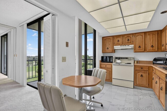 Foto del edificio - 6895 Willow Wood Dr