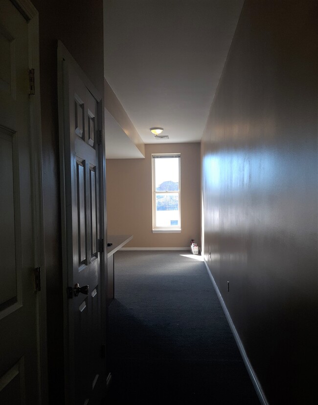 Unit 2B: Entry - 112 E Main St