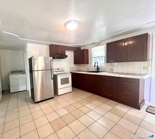 Foto del edificio - 367 Colebrook River Rd