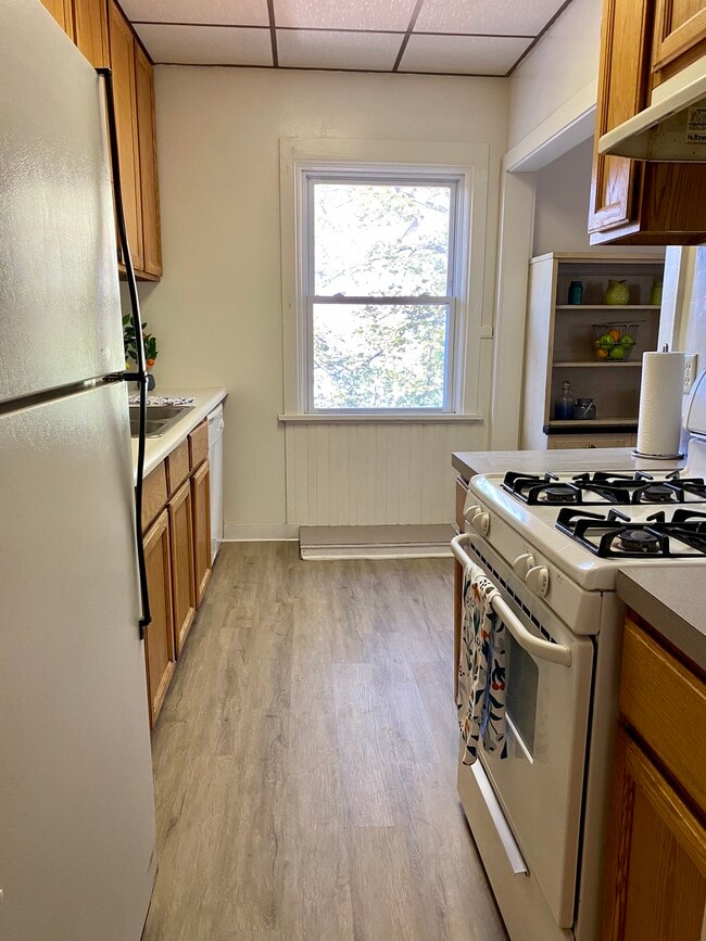 Kitchen - 614 University Ave