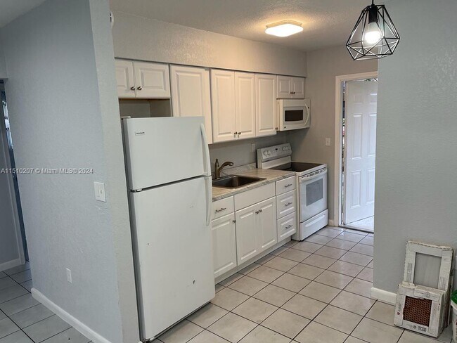 Building Photo - 6152 SW 44th St