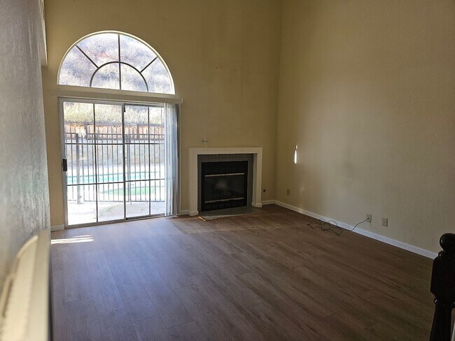 Foto del edificio - 4bed 2.5bath Remodeled inc. Solar & Pool