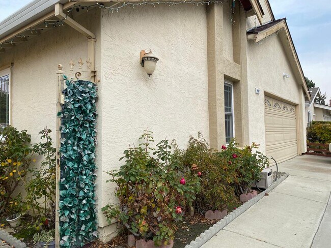 House Entrance - 4597 Donalbain Cir