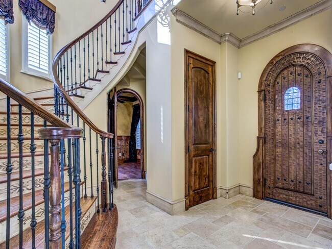 Building Photo - 6921 Mediterranean Dr