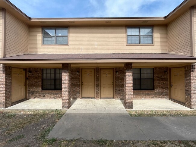 Building Photo - 904 Clairidge Ave