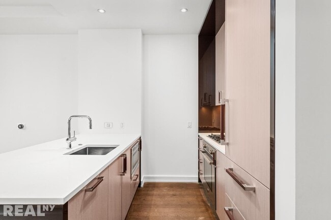Building Photo - 261 W 25th St