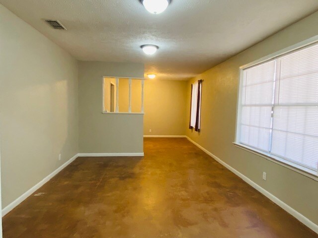 Building Photo - 405 Toby Ln