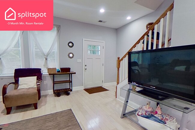 Building Photo - Private room in 6 bedroom Washington Apart...