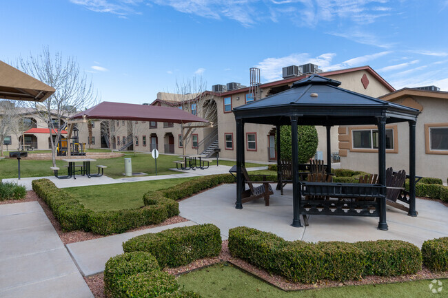 Courtyard - Bella Vista Place Apartments