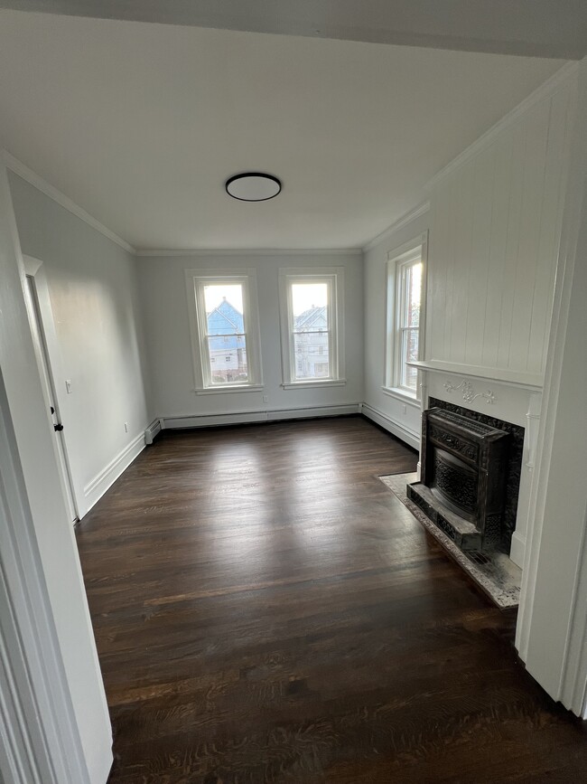 Building Photo - 185 Maple St