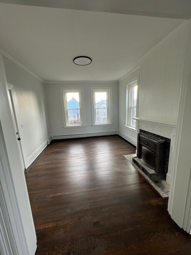 Building Photo - 195 Maple St