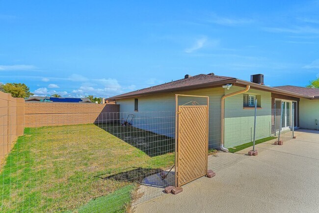Foto del edificio - Spacious 6-Bedroom Pool Home Near ASU with 2-Car Garage