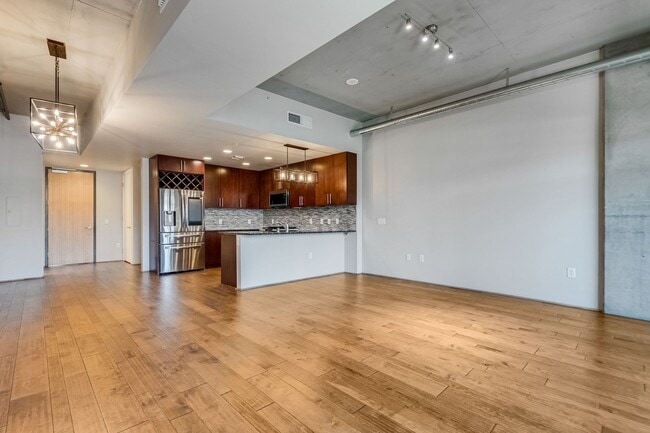 Building Photo - Sophisticated urban living in this stylish 2bd/2.5ba residence at Juhl
