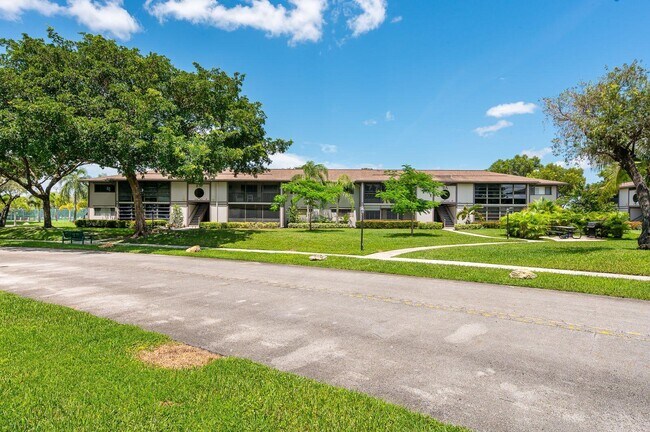 Foto del edificio - 9743 W McNab Rd