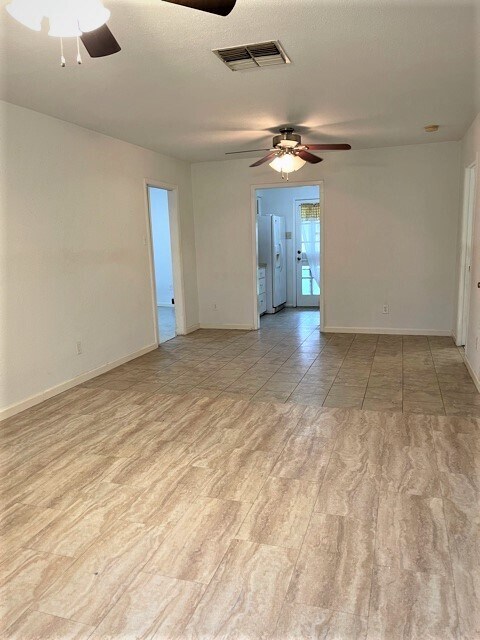 Living Room/Dining - 1035 S Houston St