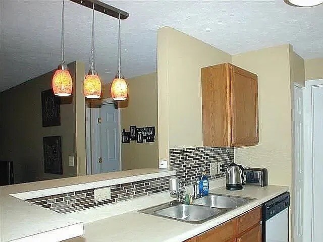 Foto del edificio - 7594 Shawnee Ln