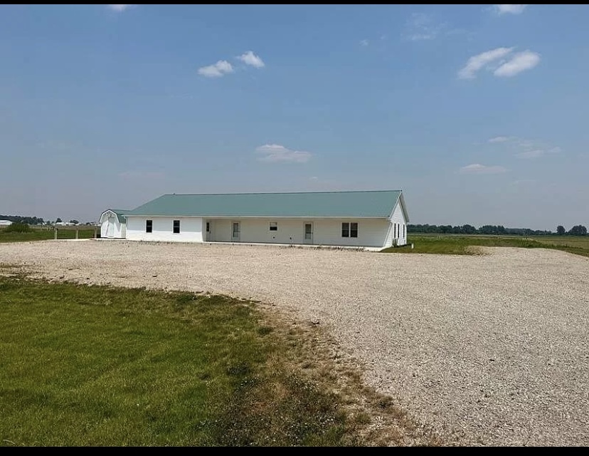 Front of house with huge parking lot - 2499 S US Highway 27