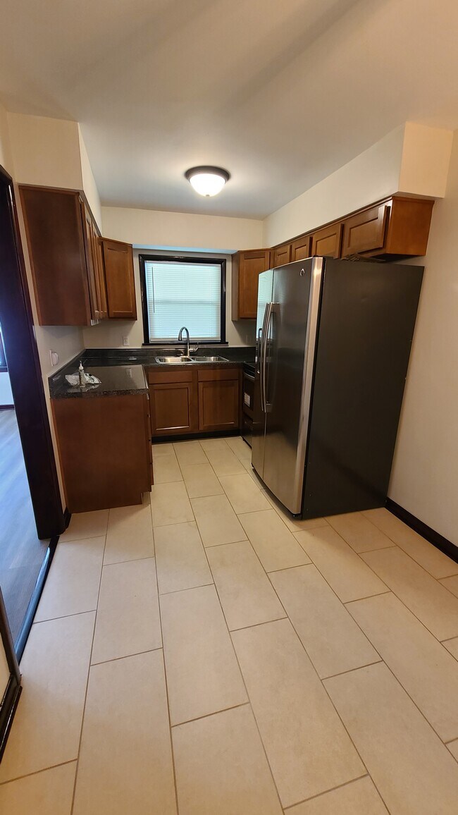 Building Photo - 303 Woodview Ave
