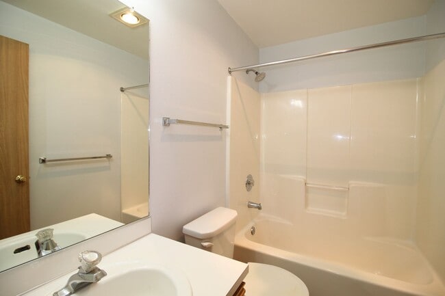 Building Photo - 2 Bed 2 Bath Condo - Near Downtown - NAS W...