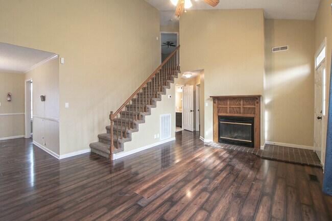 Building Photo - 1122 Rosebrook Dr