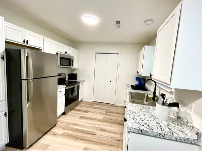 Building Photo - 3210 Oak Lawn Dr