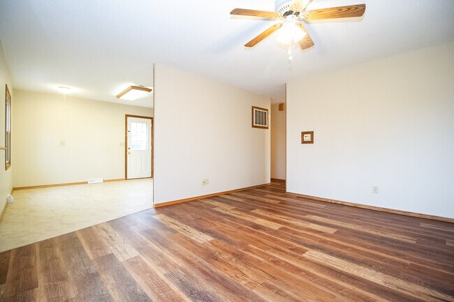Building Photo - 731 Reineck Dr