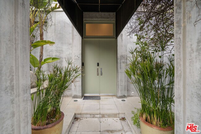 Foto del edificio - 15409 Longbow Dr