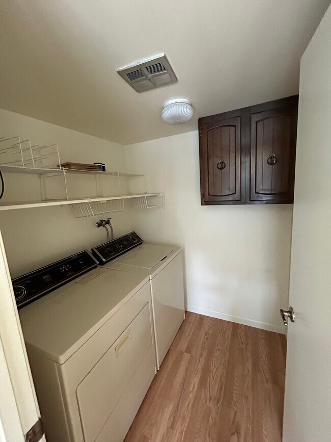 Building Photo - 854 Toiyabe Ct