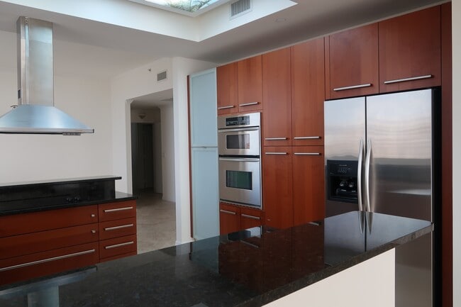 Building Photo - 704 N Ocean Blvd