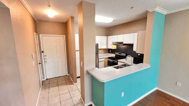Foto del edificio - Charming 2-Bedroom Condo in Gated Metrowes...