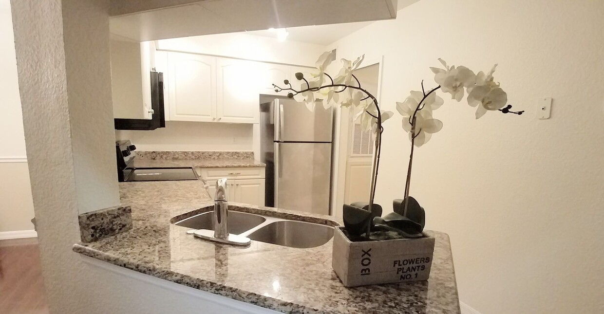 Foto principal - Beautiful 2/2 condo across UCF