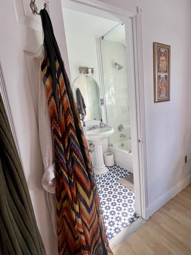 Bathroom with shower and tub - 901 Euclid Ave