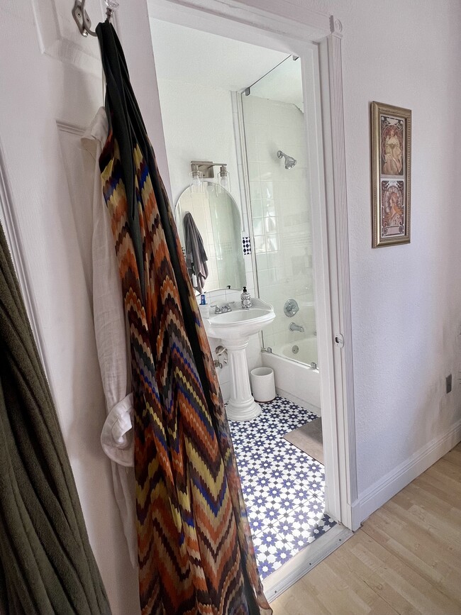 Bathroom with shower and tub - 901 Euclid Ave