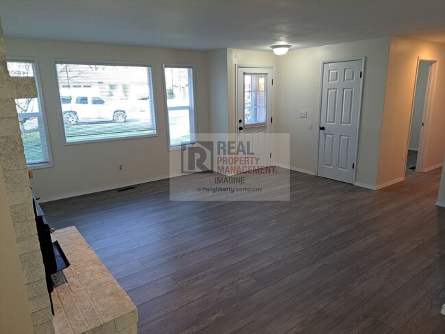 Building Photo - Newly Updated 3 Beds, 2 Bath Home on Quiet Street
