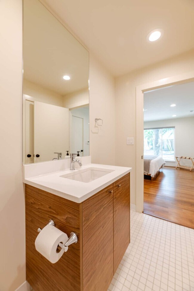 Foto del edificio - 5310 Greenbriar Dr