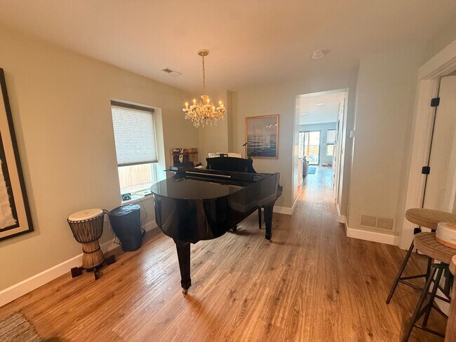 Building Photo - Spacious 4-Bedroom Home in the Heart of Edgewater