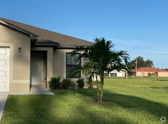 Building Photo - 915 SW 8th Pl