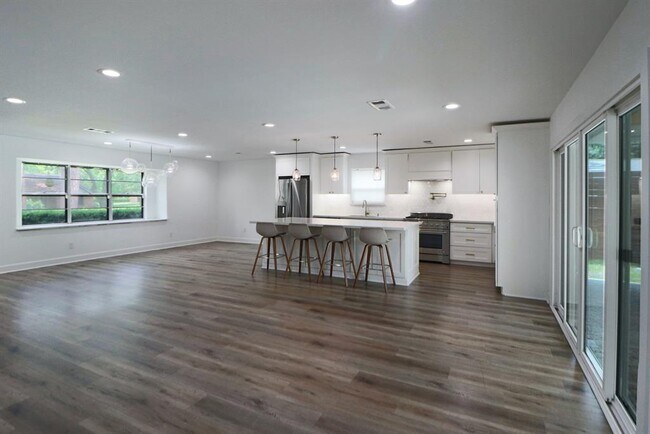 Foto del edificio - 5923 Portal Dr