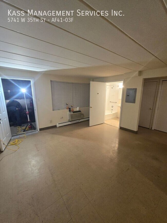 Building Photo - *INCOME RESTRICTED* Cicero 1 bed - Heat In...
