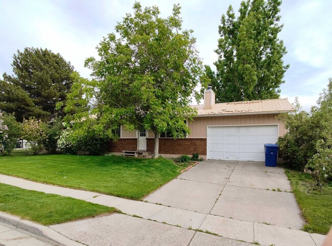 Building Photo - Great 5 Bed 3 Bath Rambler Home in Sandy