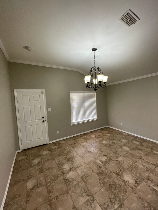 Foto del edificio - Stunning 3 Bedroom with Hard Surface Flooring Throughout!