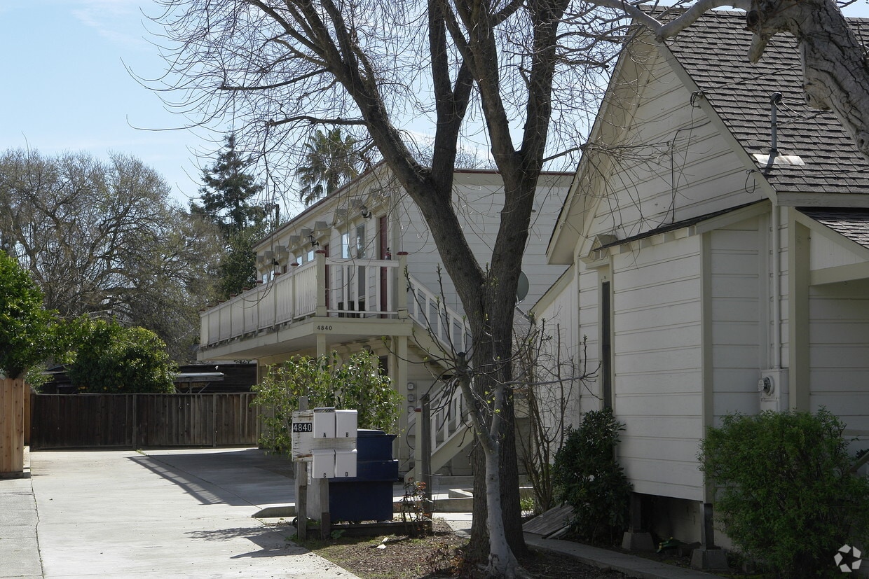 Building Photo - Fourplex & Sfr